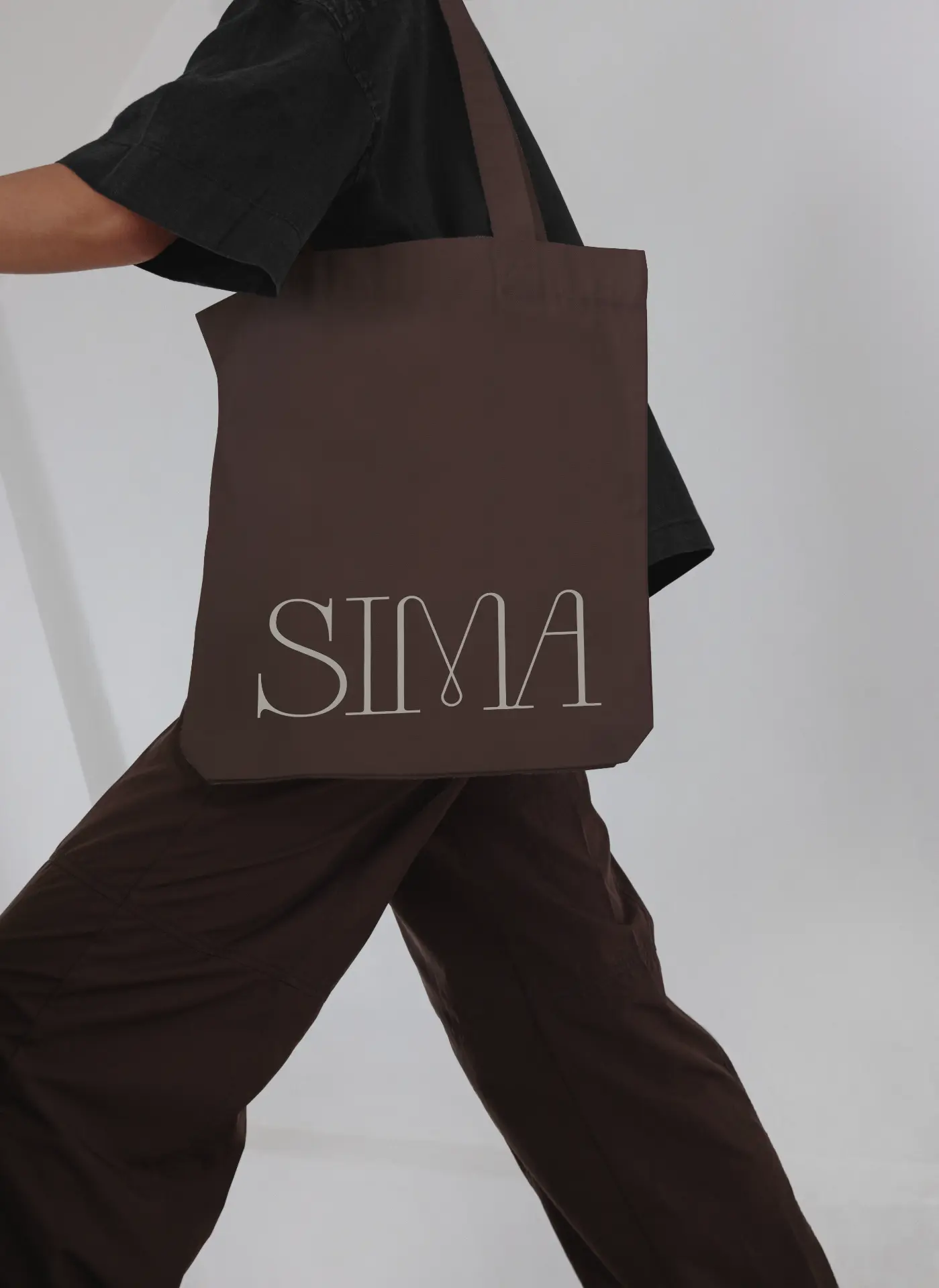 A guest carrying the SIMA Club tote bag